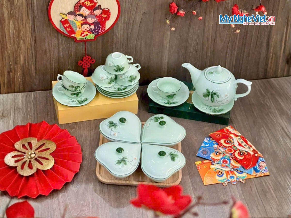 Bộ Bình Trà Và Khay Mứt Tết Hình Tym 4 Ngăn Gốm Bát Tràng Men Xanh