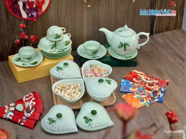 Bộ Bình Trà Và Khay Mứt Tết Hình Tym 4 Ngăn Gốm Bát Tràng Men Xanh