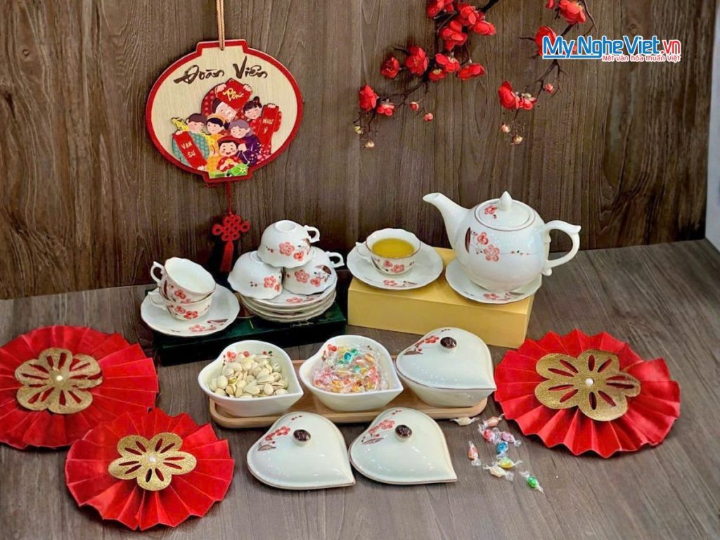 Bộ Bình Trà Và Khay Mứt Tết Hình Tym 3 Ngăn Gốm Bát Tràng Vẽ Hoa Đào