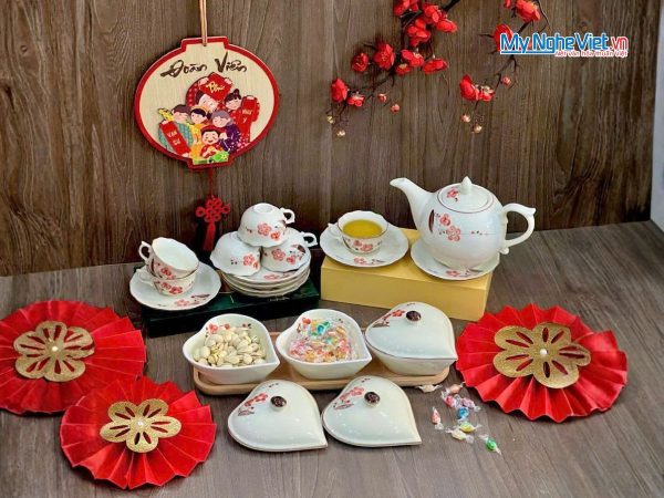 Bộ Bình Trà Và Khay Mứt Tết Hình Tym 3 Ngăn Gốm Bát Tràng Vẽ Hoa Đào