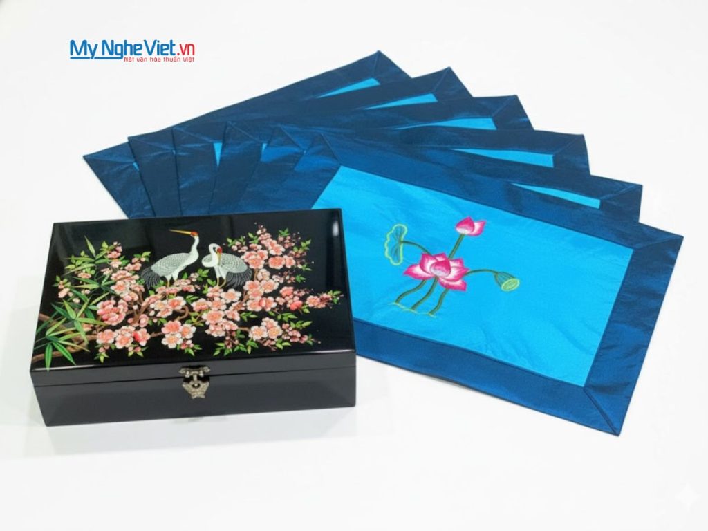 Set quà tết khăn trải bàn và hộp sơn mài sang trọng