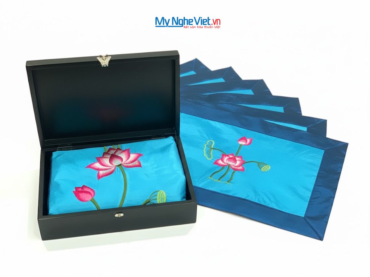 Bộ quà tặng hộp sơn mài cò đào và khăn trải bàn màu xanh dương thêu sen
