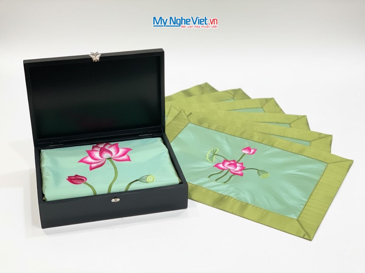 Bộ quà tặng hộp sơn mài cò sen và khăn trải bàn màu xanh thêu sen