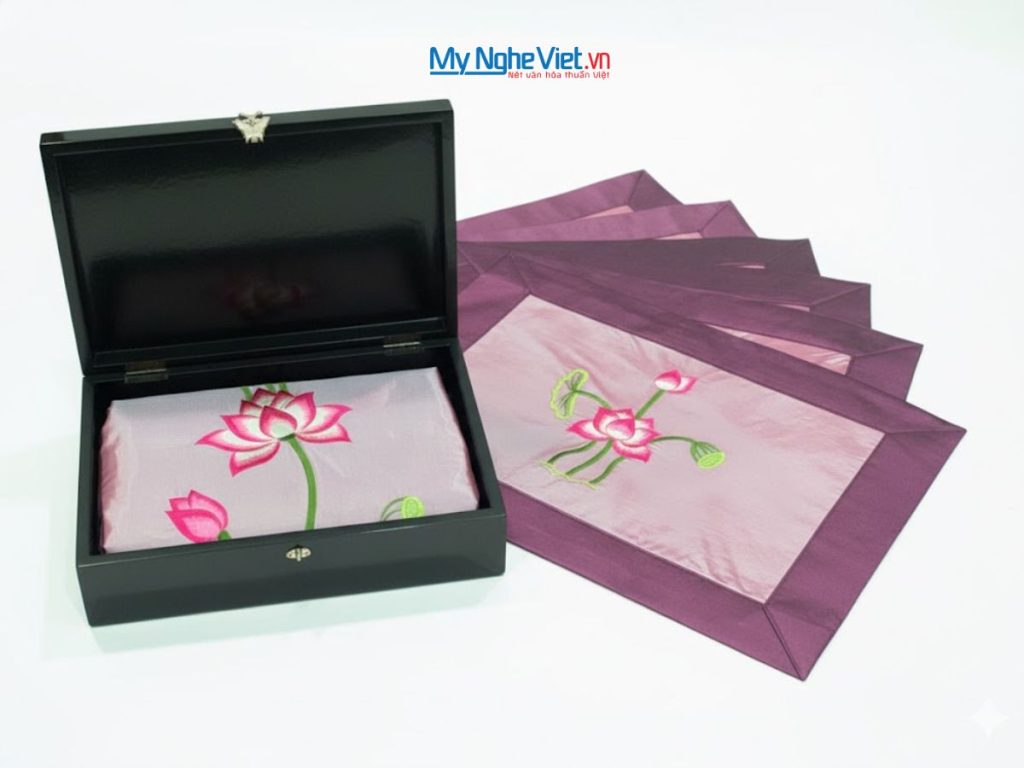 Set quà tết khăn trải bàn và hộp sơn mài sang trọng
