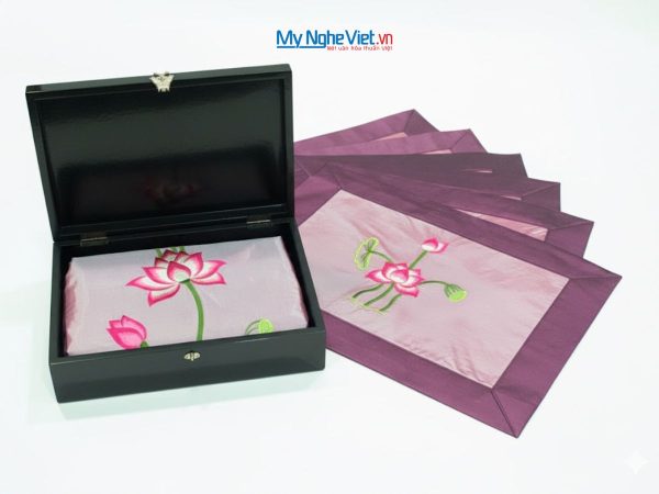 Bộ quà tặng hộp sơn mài cò đào và khăn trải bàn màu tím thêu sen