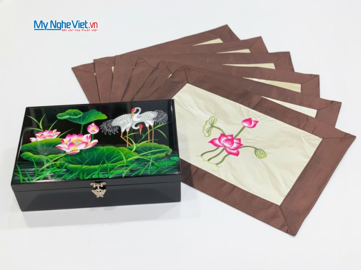 Bộ quà tặng hộp sơn mài cò sen và khăn trải bàn màu kem thêu sen