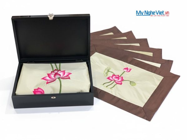 Bộ quà tặng hộp sơn mài cò sen và khăn trải bàn màu kem thêu sen