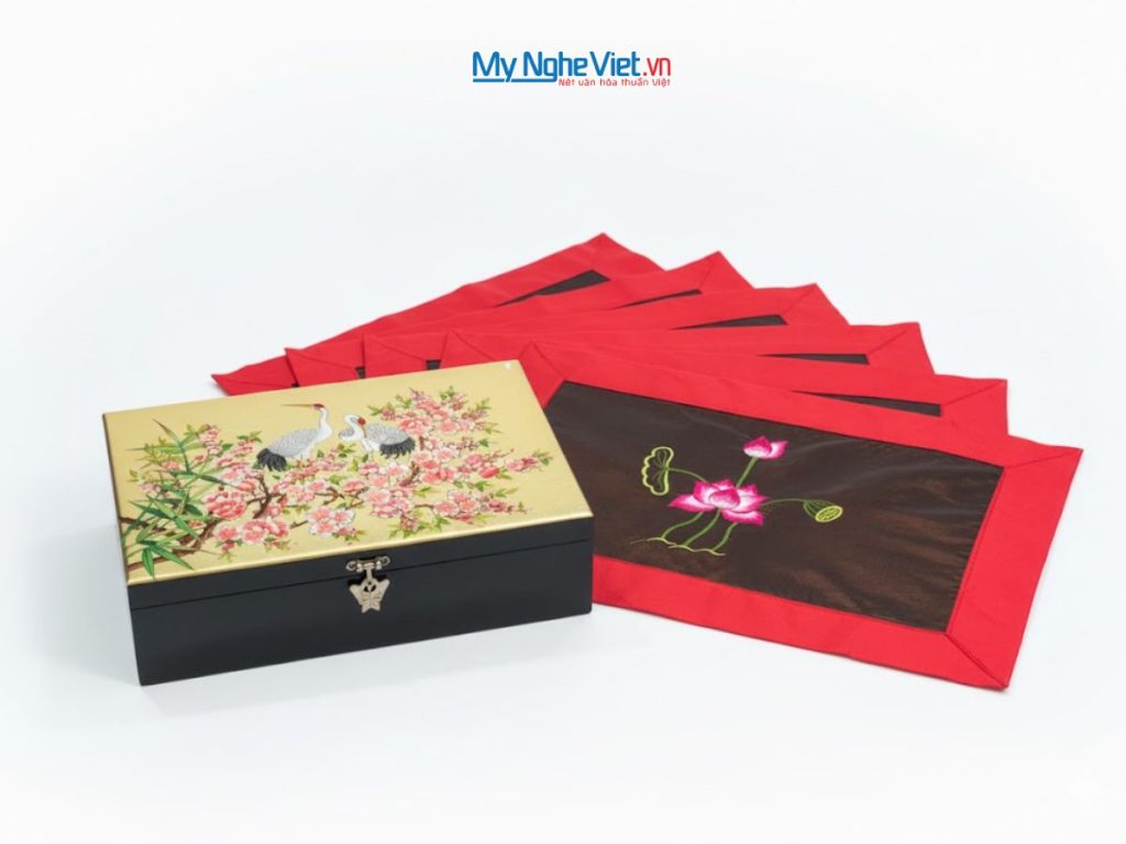 Bộ quà tặng hộp sơn mài cò đào và khăn trải bàn màu đỏ thêu sen