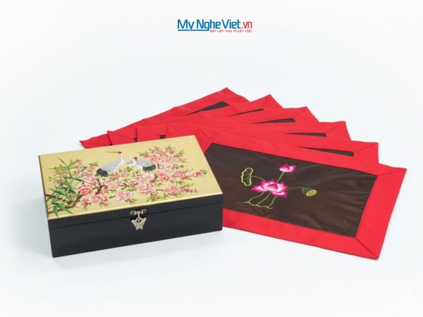 Bộ quà tặng hộp sơn mài cò đào và khăn trải bàn màu đỏ thêu sen