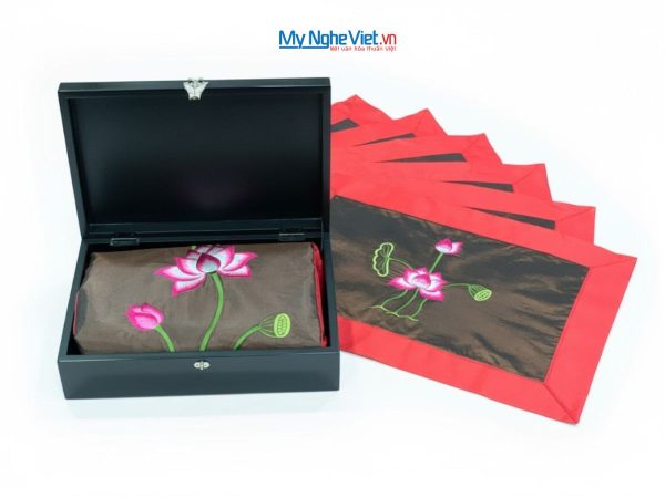 Bộ quà tặng hộp sơn mài cò đào và khăn trải bàn màu đỏ thêu sen