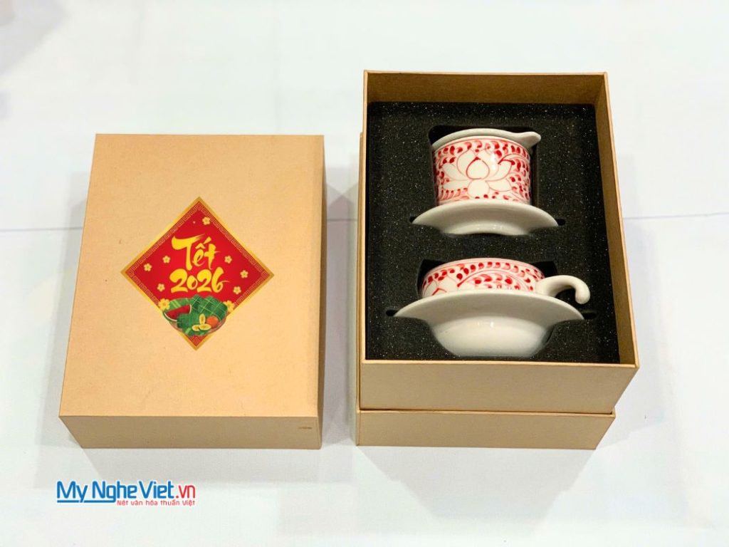 Bộ quà tặng phin cà phê gốm thấp vẽ sen đỏ và hộp quà tặng cao cấp