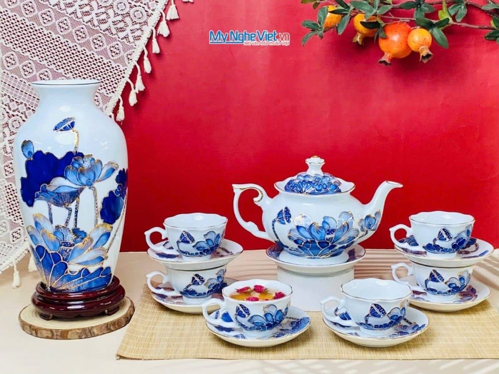 Combo bộ bình trà và lọ hoa gốm vẽ sen xanh đắp nổi vàng kim