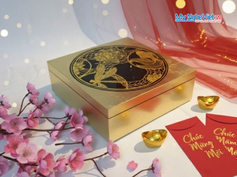 Hộp Mứt Tết Sơn Mài 4 Ngăn Nền Đen Họa Tiết Cá Sen Dát Lá Vàng