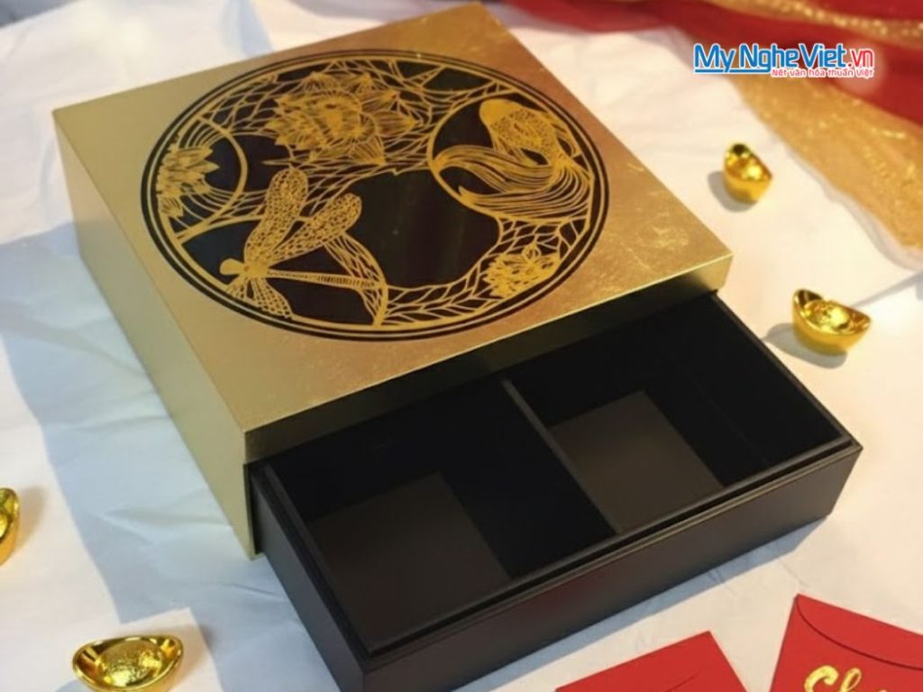 Hộp Mứt Tết Sơn Mài 4 Ngăn Nền Đen Họa Tiết Cá Sen Dát Lá Vàng