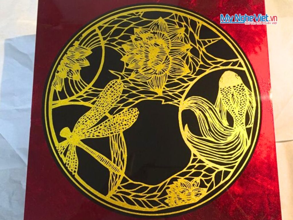 Hộp Mứt Tết Sơn Mài 4 Ngăn Nền Đen Họa Tiết Cá Sen Nhũ Đỏ