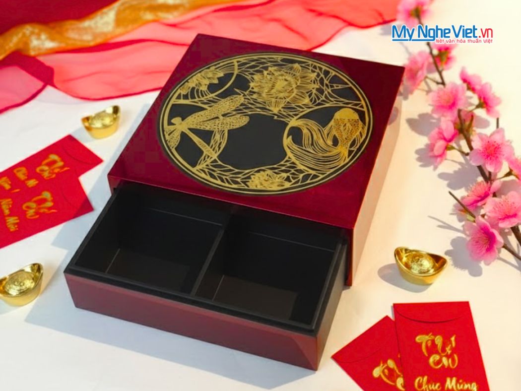 Hộp Mứt Tết Sơn Mài 4 Ngăn Nền Đen Họa Tiết Cá Sen Nhũ Đỏ