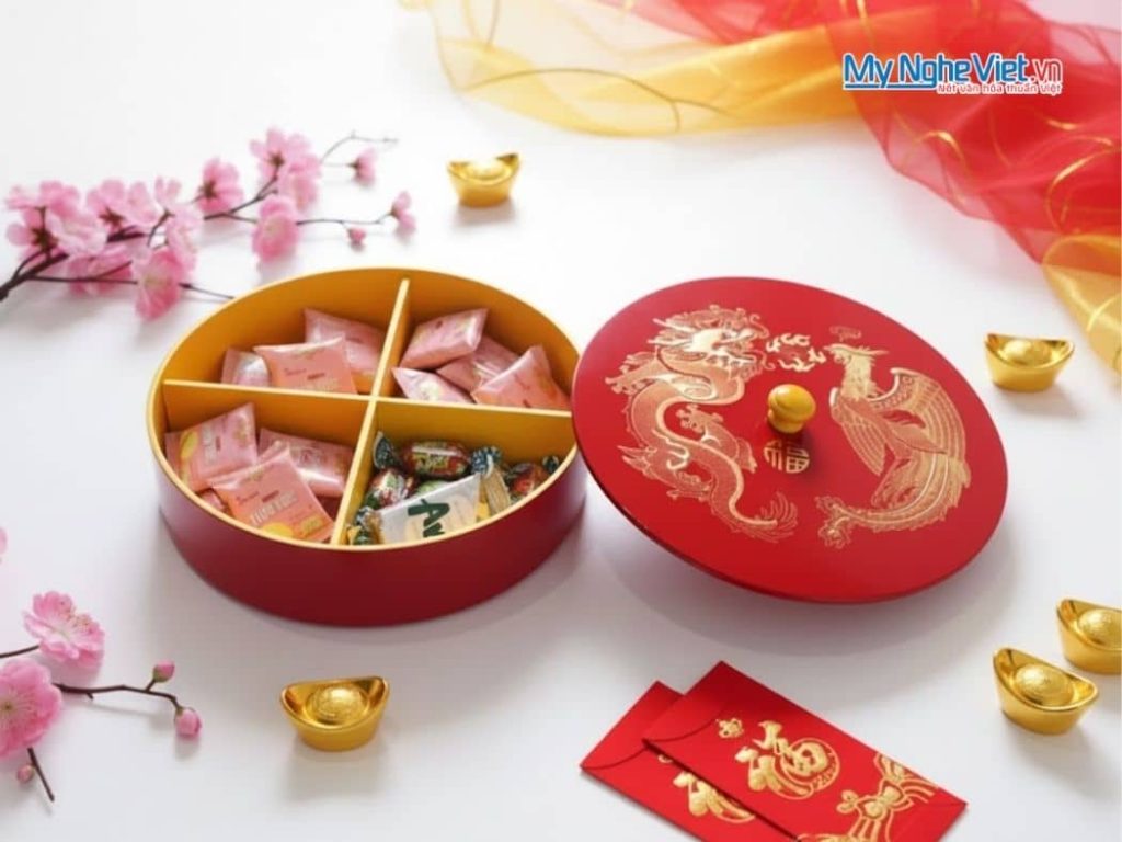 Hộp Mứt Tết Sơn Mài Tròn 4 Mgăn Nền Đỏ Vẽ Rồng Phụng