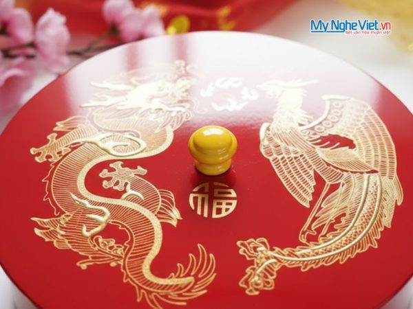 Hộp Mứt Tết Sơn Mài Tròn 4 Mgăn Nền Đỏ Vẽ Rồng Phụng