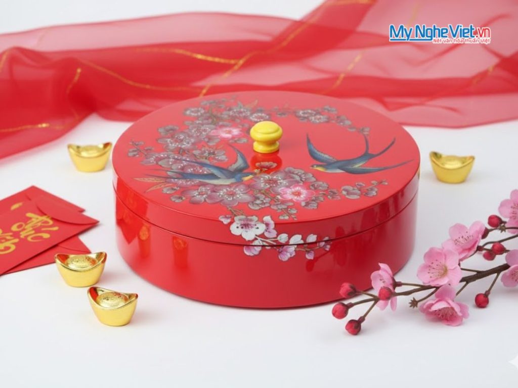 Hộp Mứt Tết Sơn Mài Tròn 4 Ngăn Vẽ Én Nền Đỏ Cẩn Ốc