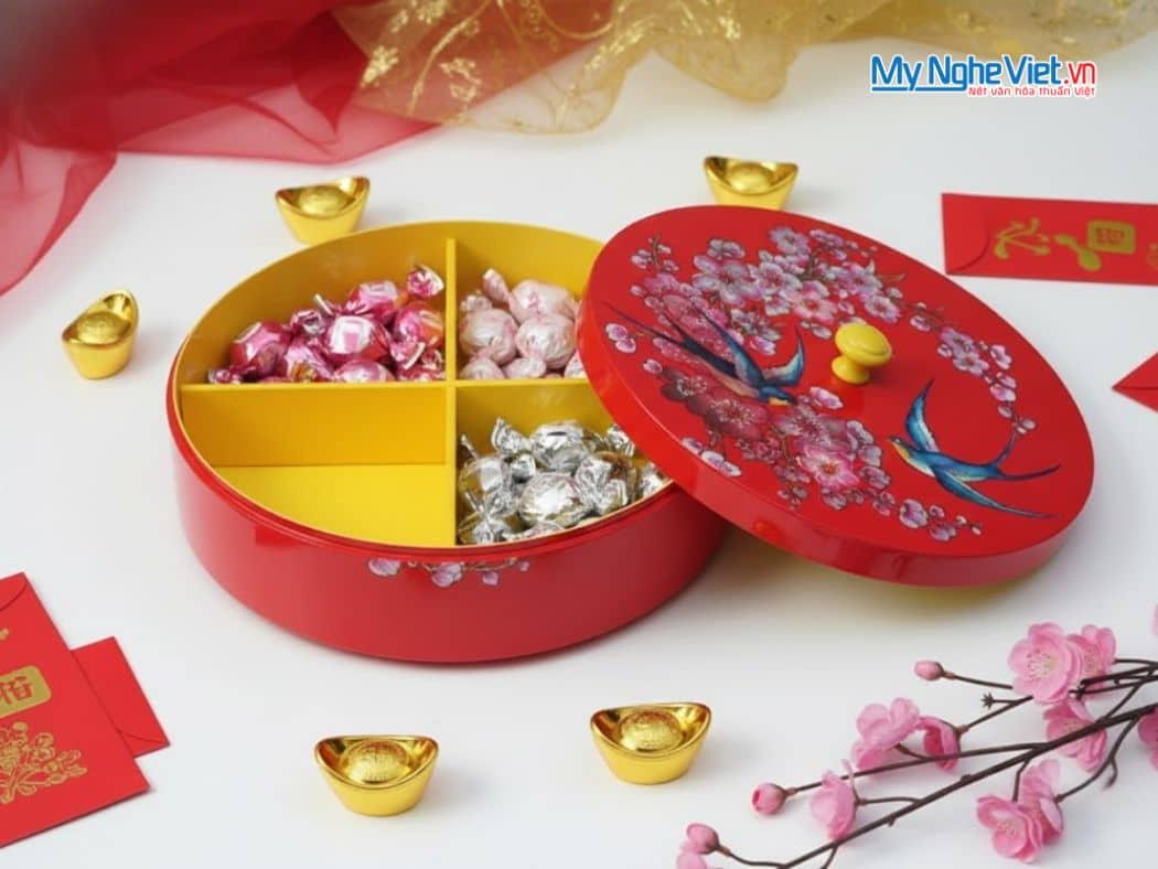 Hộp Mứt Tết Sơn Mài Tròn 4 Ngăn Vẽ Én Nền Đỏ Cẩn Ốc