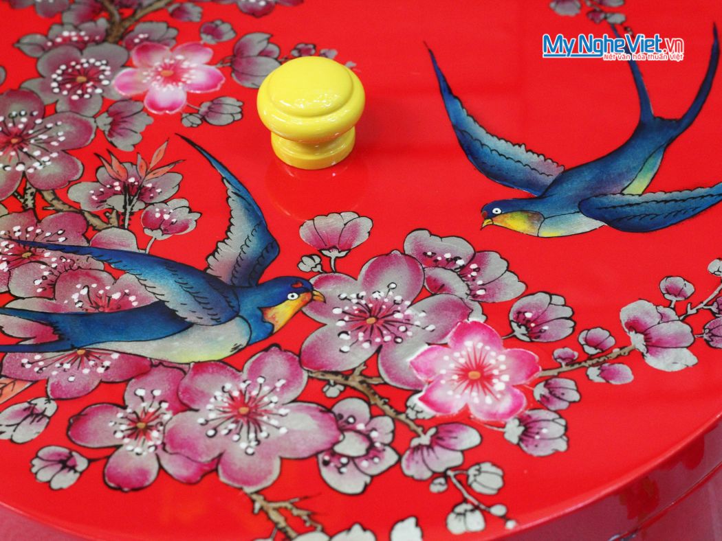 Hộp Mứt Tết Sơn Mài Tròn 4 Ngăn Vẽ Én Nền Đỏ Cẩn Ốc