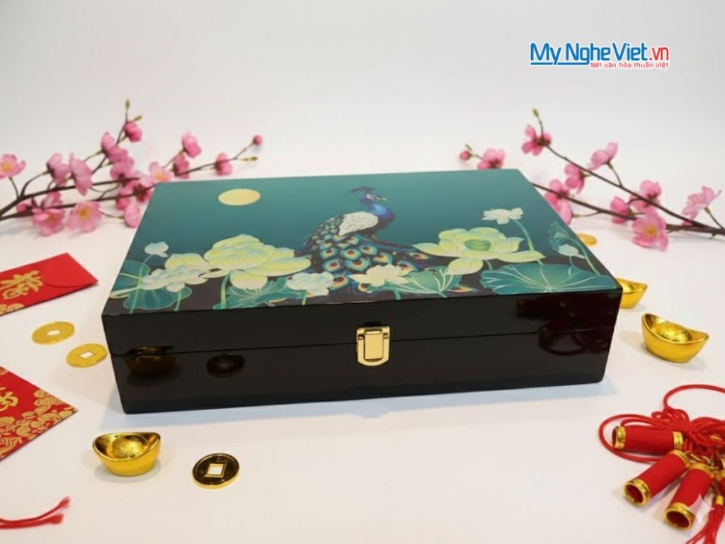 Hộp đựng quà tết cao cấp họa tiết chim công nền xanh