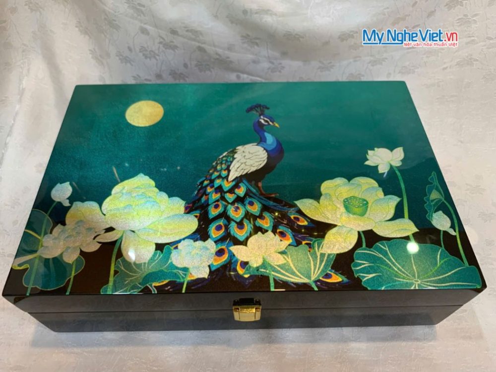 Hộp đựng quà tết cao cấp họa tiết chim công nền xanh