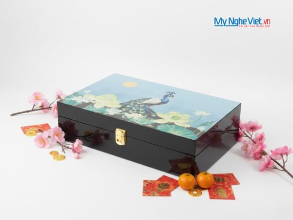 Hộp đựng quà tết cao cấp họa tiết chim công nền bạc