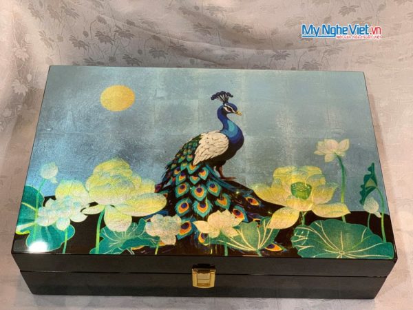 Hộp đựng quà tết cao cấp họa tiết chim công nền bạc