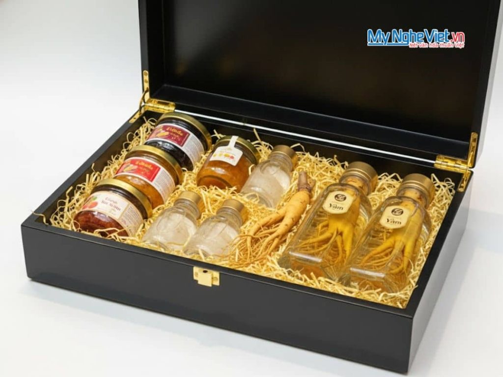 Hộp đựng quà tết cao cấp họa tiết chim công