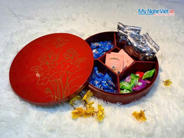 Hộp Mứt Tết Sơn Mài Tịnh Sen Vàng 5 Ngăn Nền Đỏ