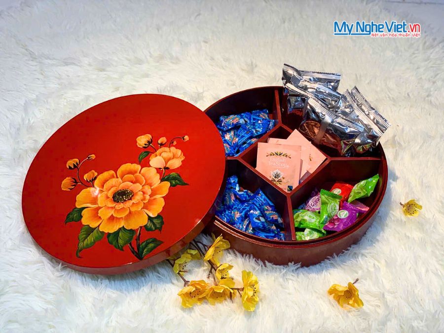 Hộp Mứt Tết Sơn Mài Mẫu Đơn Vinh Hoa 5 Ngăn Nền Đỏ