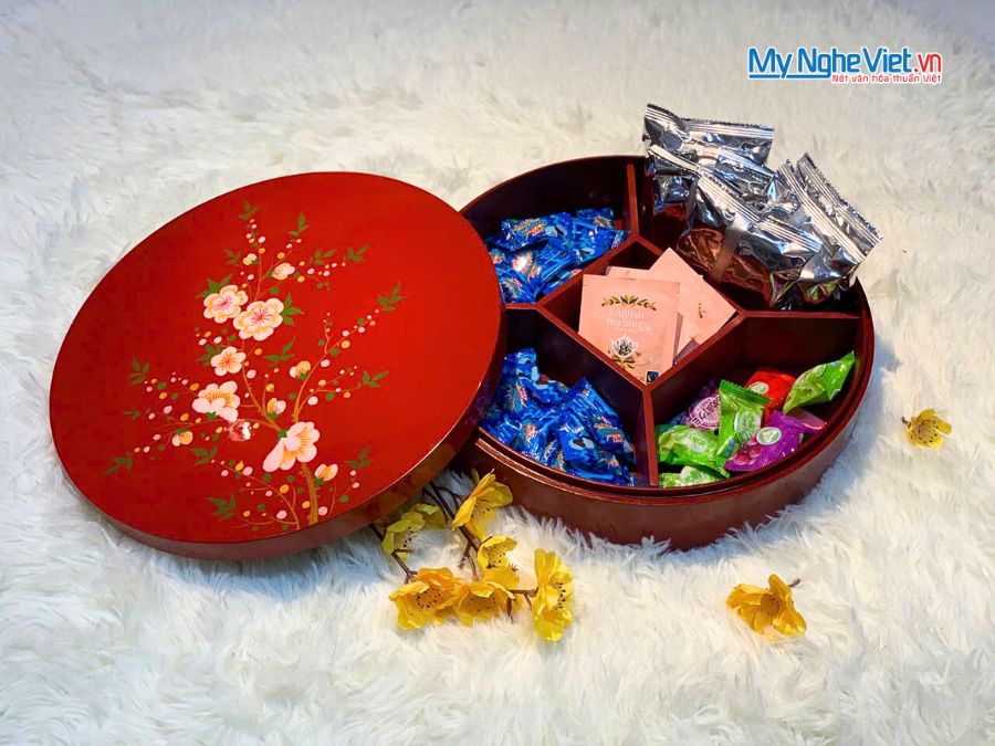 Hộp Mứt Tết Sơn Mài Mai Đào Tụ Lộc 5 Ngăn Nền Đỏ