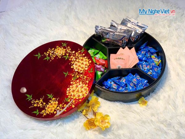 Hộp Mứt Tết Sơn Mài Mai Vàng Sum Vầy 5 Ngăn Dát Lá Vàng