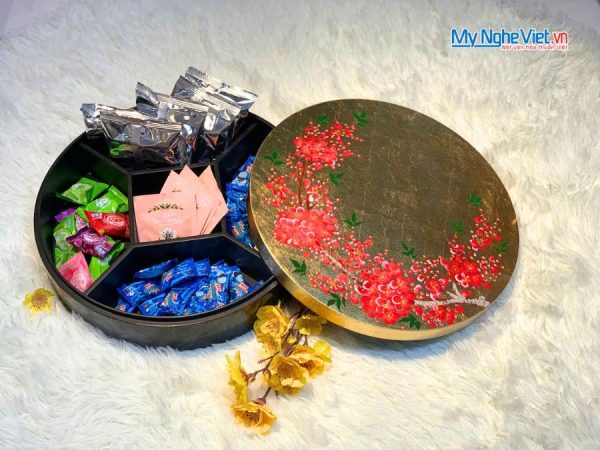 Hộp Mứt Tết Sơn Mài Mai Đỏ Đón Xuân 5 Ngăn Dát Lá Vàng