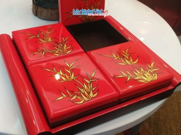 Hộp mứt tết sơn mài tay cầm 4 ngăn khay rời vẽ lá trúc