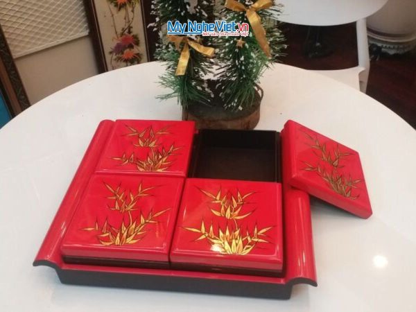 Hộp mứt tết sơn mài tay cầm 4 ngăn khay rời vẽ lá trúc