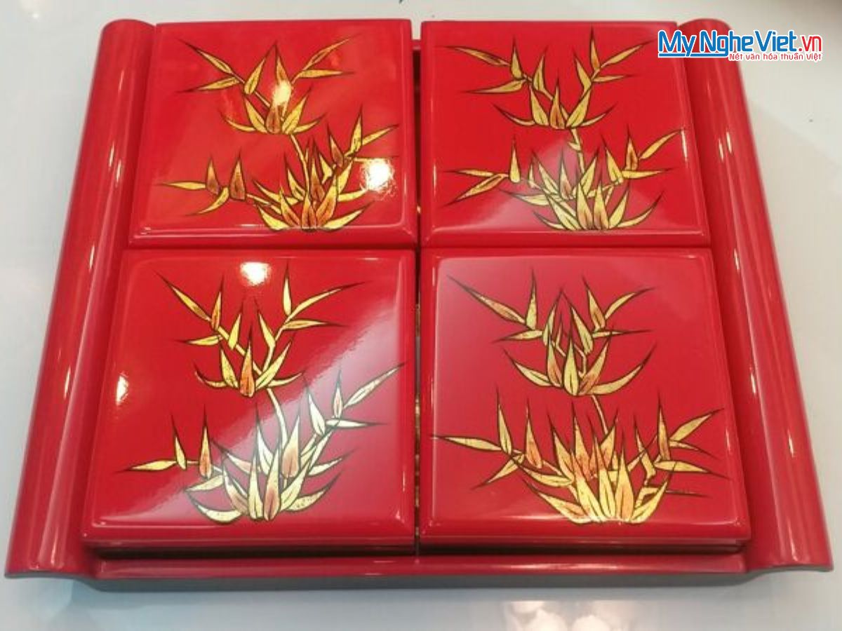 Hộp mứt tết sơn mài tay cầm 4 ngăn khay rời vẽ lá trúc