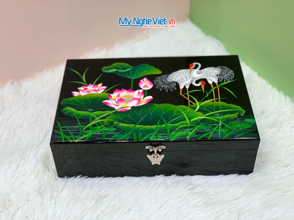 Hộp đựng quà tết sơn mài cao cấp họa tiết cò sen nền đen