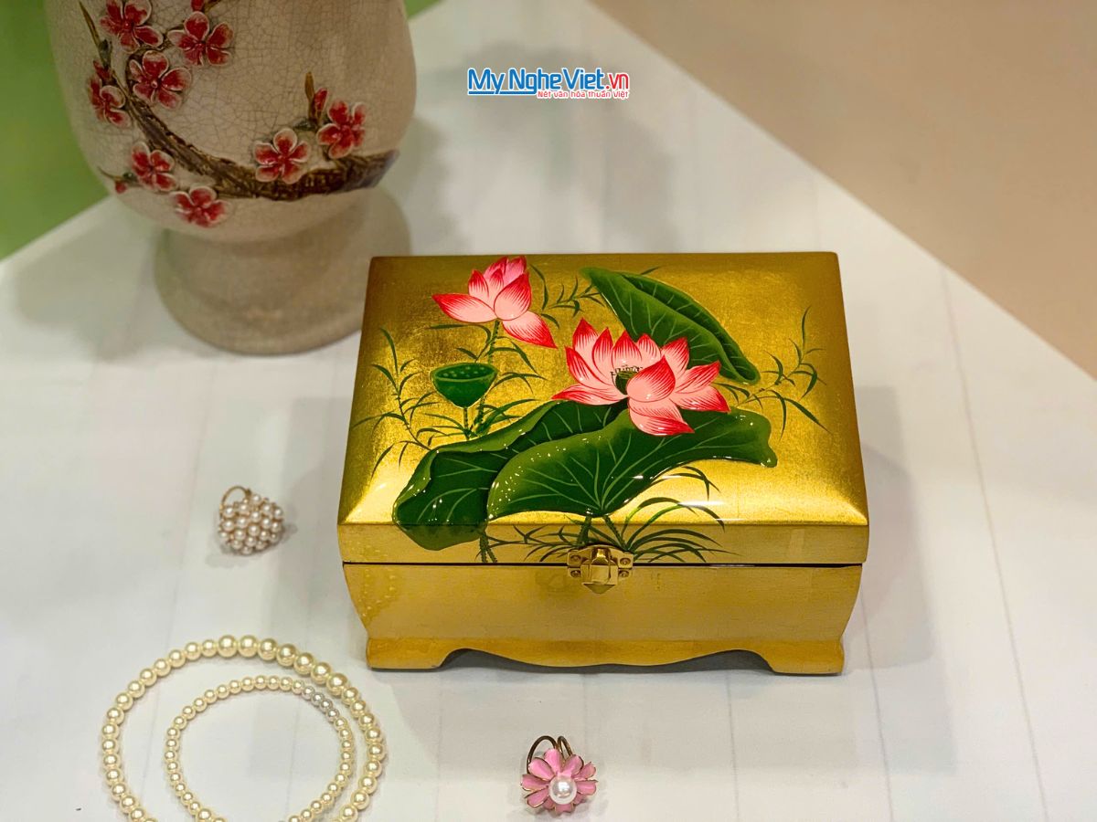 Hộp Trang Sức Sơn Mài Cao Cấp Lớn Có Chân Vẽ Hoa Sen Đắp Nổi