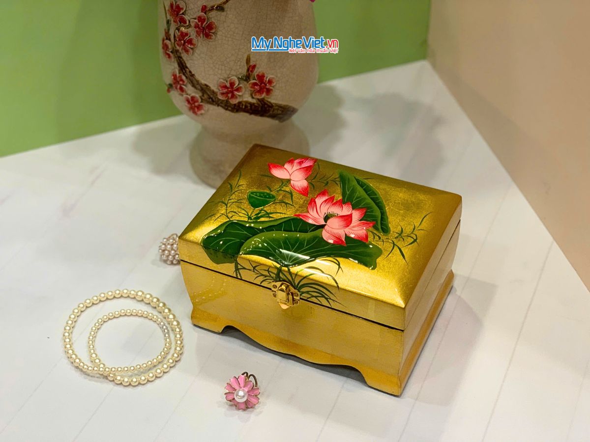 Hộp Trang Sức Sơn Mài Cao Cấp Lớn Có Chân Vẽ Hoa Sen Đắp Nổi