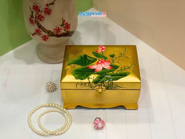 Hộp Trang Sức Sơn Mài Cao Cấp Lớn Có Chân Vẽ Hoa Sen Đắp Nổi