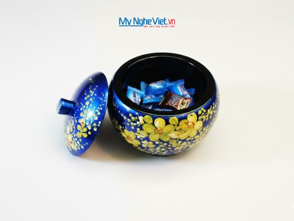 Hũ đào sơn mài xanh vẽ hoa mai vàng