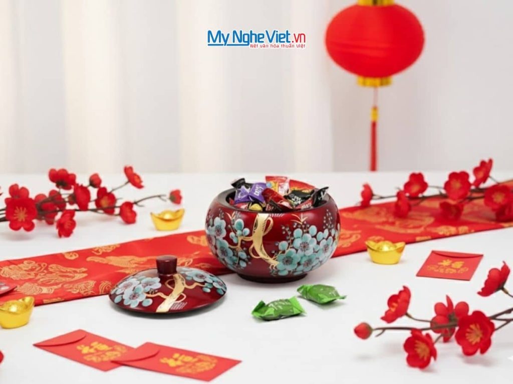 Hũ đào sơn mài đựng mứt đỏ vẽ hoa mai xanh