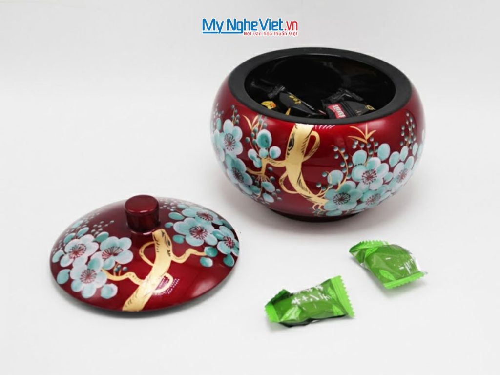Hũ đào sơn mài đựng mứt đỏ vẽ hoa mai xanh