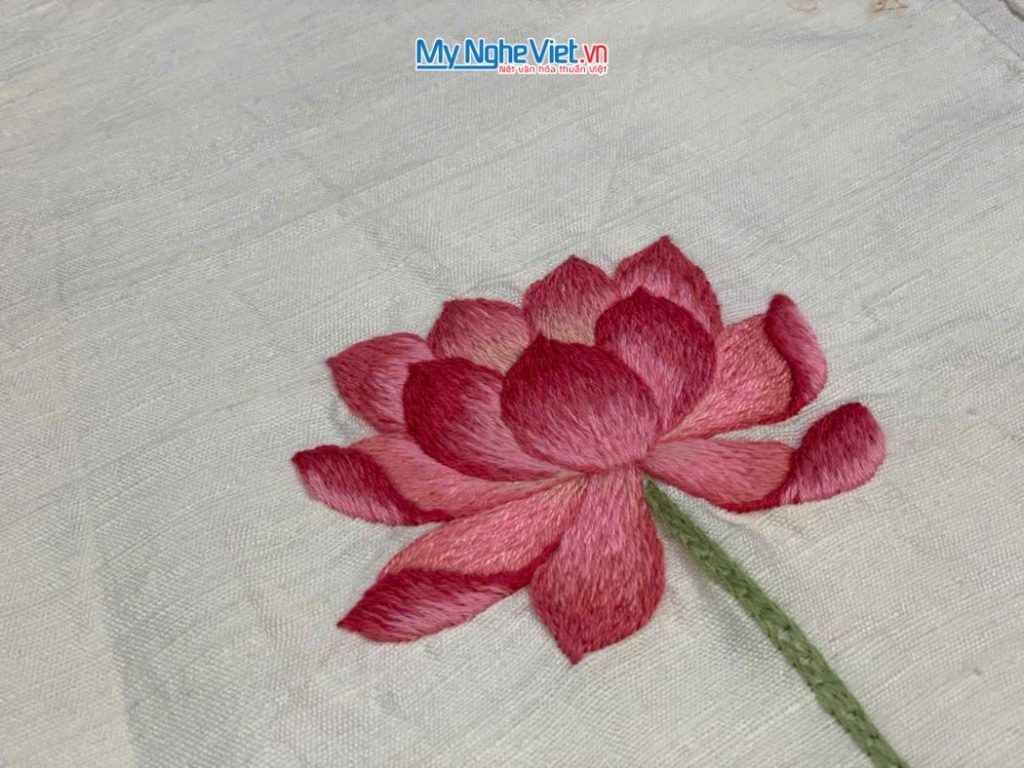 Khăn lụa đũi họa tiết hoa sen thêu tay màu trắng 100% silk cao cấp