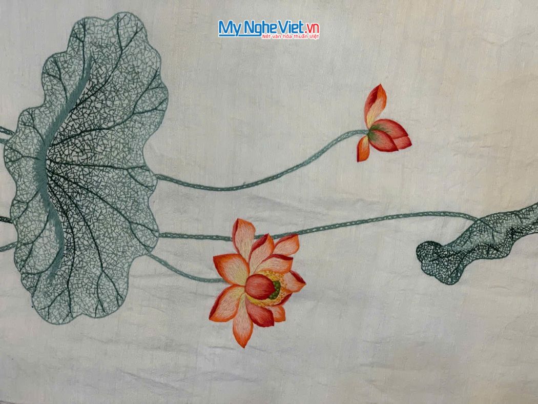 Khăn lụa đũi họa tiết hoa sen thêu tay màu trắng 100% silk cao cấp