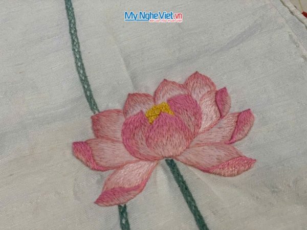 Khăn lụa đũi họa tiết hoa sen thêu tay màu trắng 100% silk cao cấp