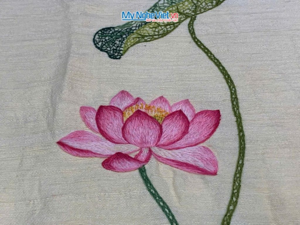 Khăn lụa đũi họa tiết hoa sen thêu tay màu kem 100% silk cao cấp