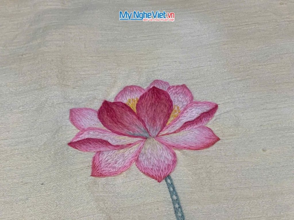 Khăn lụa đũi họa tiết hoa sen thêu tay màu kem 100% silk cao cấp